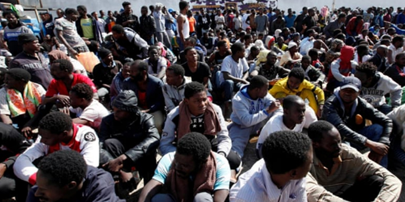 إيطاليا تنظم أول رحلة لنقل لاجئين من ليبيا